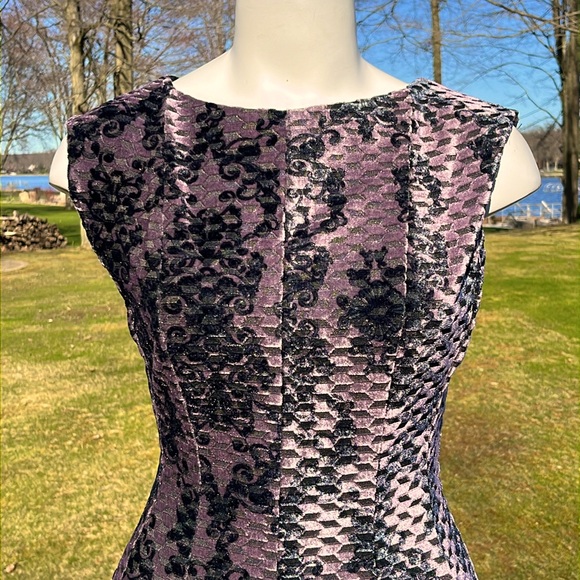 Gabby Skye striking fit & flare velvet dress 10 - Picture 4 of 14